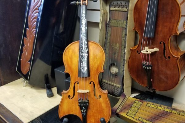gorgeous_handcrafted_violin_in_display_at_jacksonville_violins